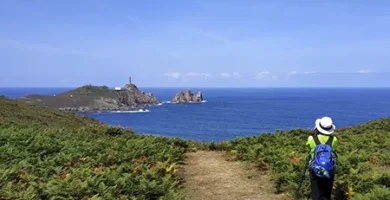 Senderista fotografiando Cabo Vilán en la Costa da Morte